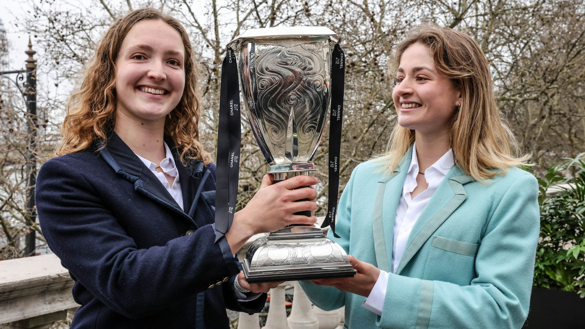 Lilli Freischem (l.) steht neben ihrer Schwester Mia.