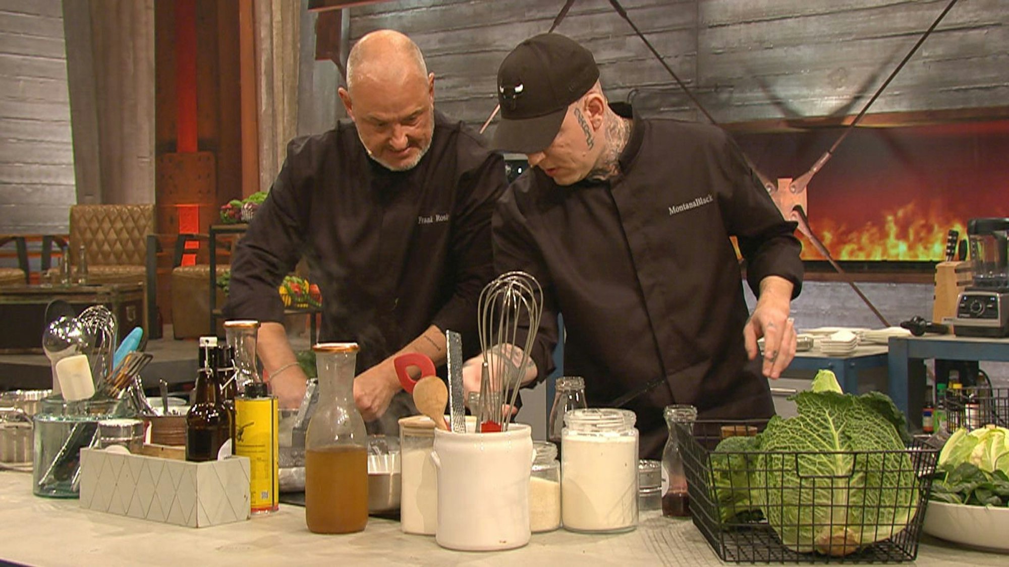 Für den Hauptgang (Lamm mit Kartoffelbeilage und Gemüse) holen sich die Köche Verstärkung. Rosin lud seinen Kumpel, den Streamer MontanaBlack, ein. (Bild: RTL)