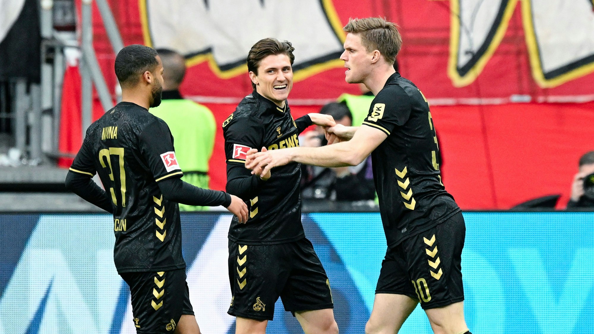 05.04.2026, Hessen, Frankfurt/Main: Fußball, Männer, Bundesliga, Eintracht Frankfurt - 1. FC Köln, 28. Spieltag, Deutsche Bank Park, Torschütze Alessio Castro-Montes (M, 1. FC Köln) jubelt mit Linton Maina (l, 1. FC Köln) und Marius Bülter (1. FC Köln) über sein Tor zum 2:2. Foto: Uwe Anspach/dpa - WICHTIGER HINWEIS: Gemäß den Vorgaben der DFL Deutsche Fußball Liga bzw. des DFB Deutscher Fußball-Bund ist es untersagt, in dem Stadion und/oder vom Spiel angefertigte Fotoaufnahmen in Form von Sequenzbildern und/oder videoähnlichen Fotostrecken zu verwerten bzw. verwerten zu lassen. +++ dpa-Bildfunk +++