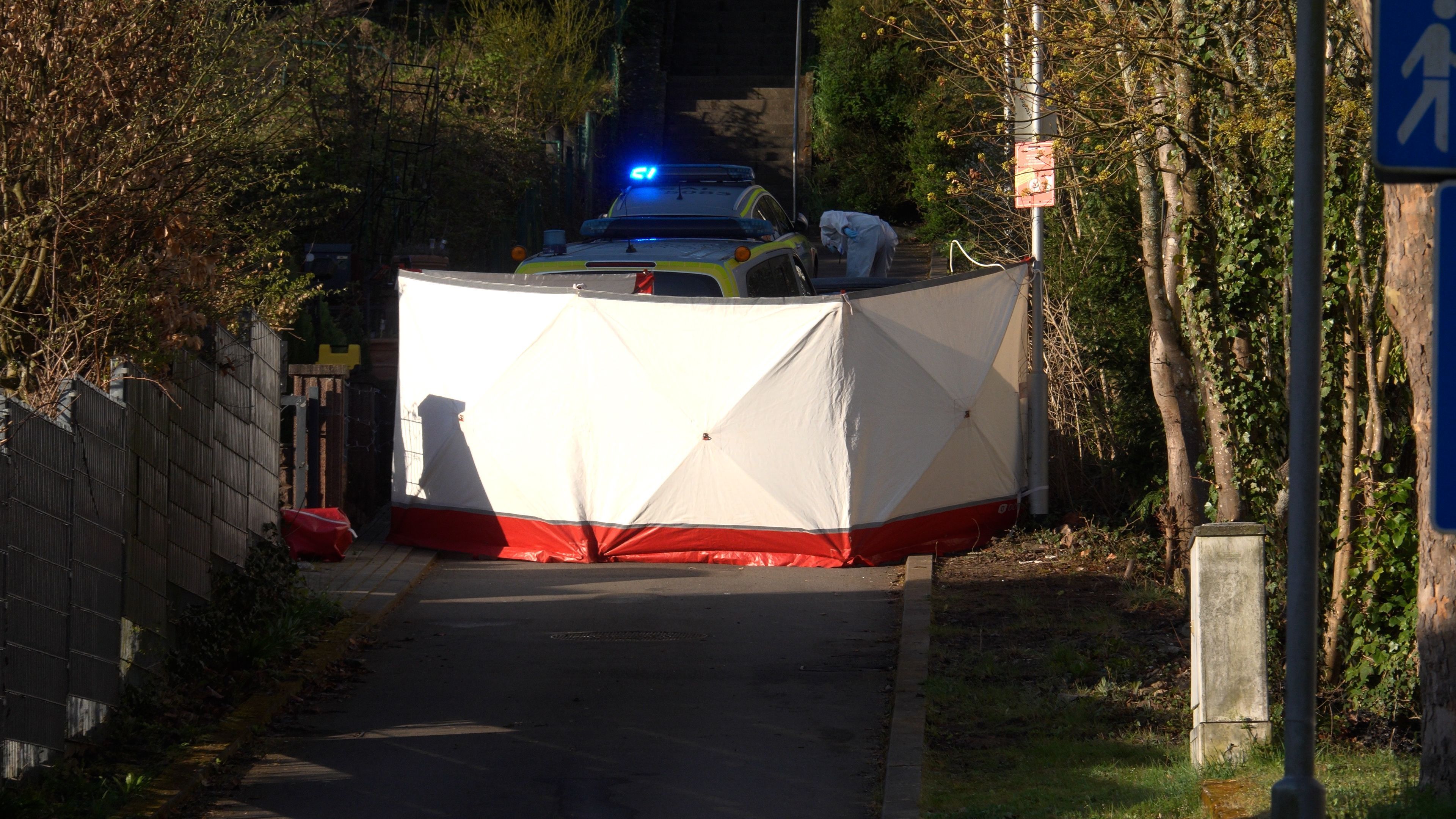 Saarland, Saarbrücken: Ein Sichtschutz ist am Einsatzort aufgestellt. Bei einer Verfolgungsfahrt in Saarbrücken ist ein Mann durch Polizeischüsse verletzt worden und danach gestorben. Das bestätigte ein Sprecher der Staatsanwaltschaft. Zuvor hatte die «Bild» berichtet. Foto: Torsten Kremers/dpa +++ dpa-Bildfunk +++