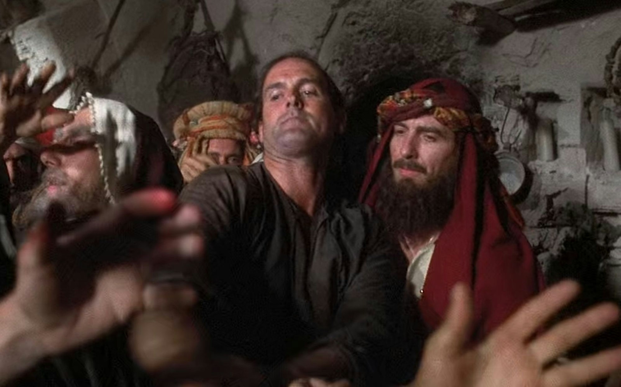 Vier Millionen Dollar ließ George Harrison für die Produktion von „Das Leben des Brian“ springen. Dafür durfte er in der Komödie eine kleine Rolle spielen, einen gewissen Mr. Papadopoulos (rechts neben einer Figur von John Cleese). (Bild: Handmade Films / Sony Pictures Home Entertainment)