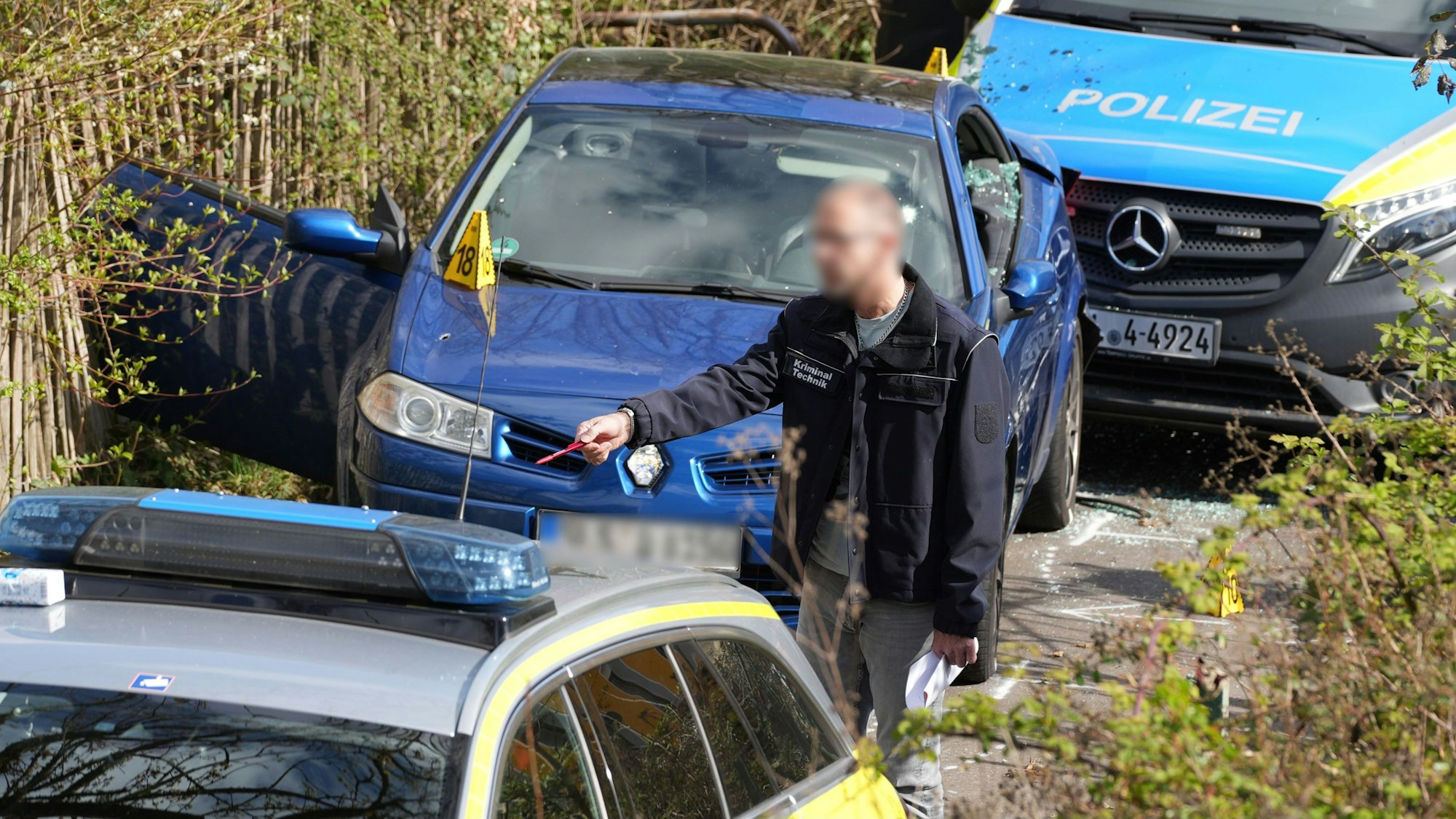 05.04.2026, Saarland, Saarbrücken: Ein Kriminaltechniker am Einsatzort. Bei einer Verfolgungsfahrt in Saarbrücken ist ein Mann durch Polizeischüsse verletzt worden und danach gestorben. Foto: Kevin Schößler/dpa - ACHTUNG: KfZ und Person aus rechtlichen Gründen gepixelt +++ dpa-Bildfunk +++