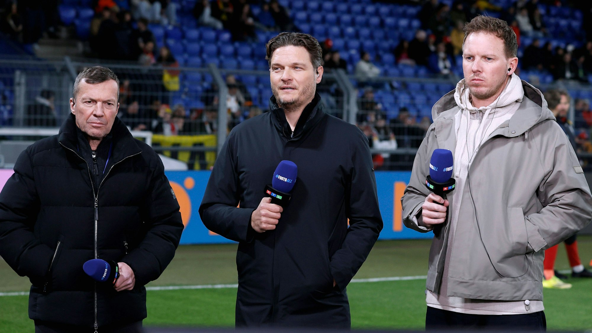 Lothar Matthäus, Edin Terzic und Julian Nagelsmann bei einem Interview auf dem Rasen.