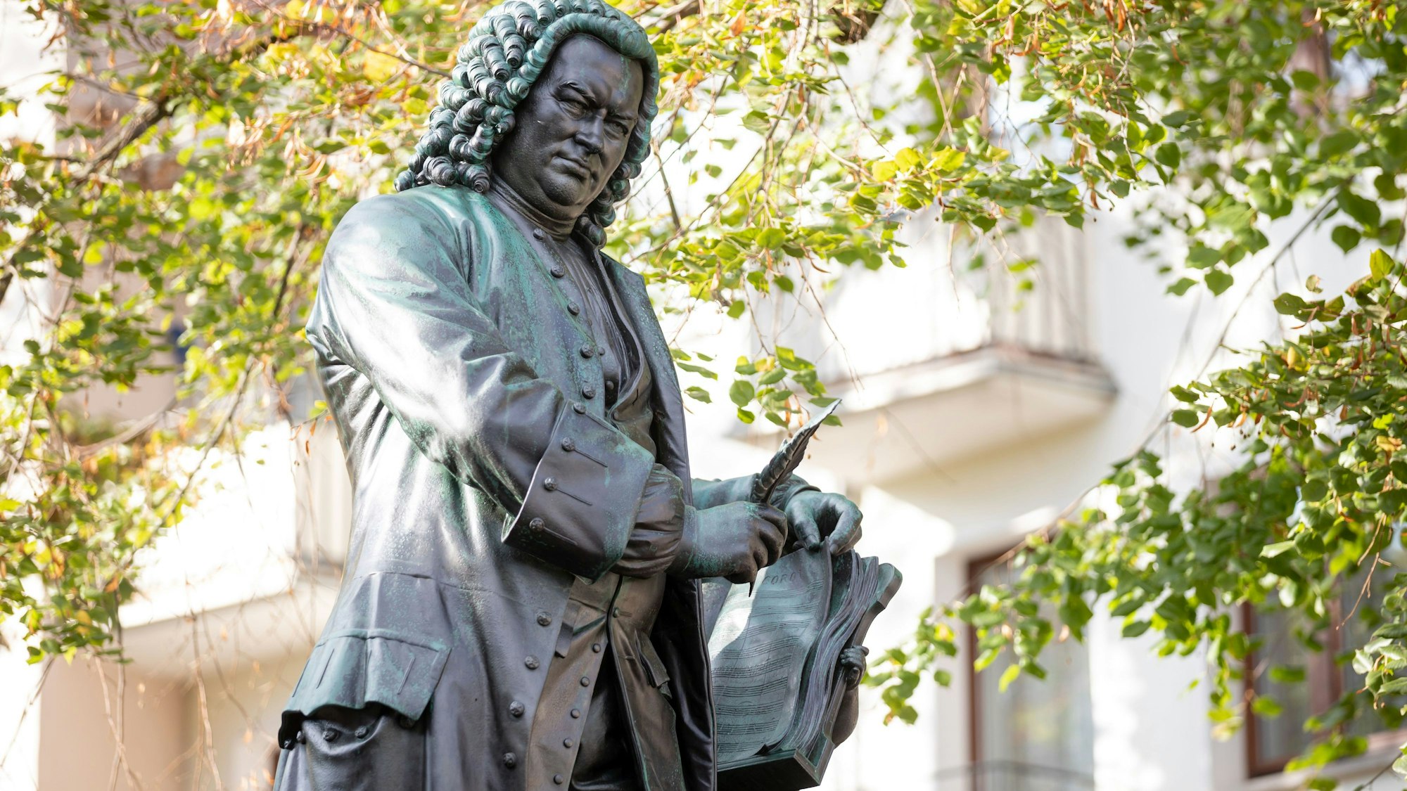 Das Denkmal für den Komponisten Johann Sebastian Bach steht nach seiner Restauration wieder an seinem Platz am Frauenplan.