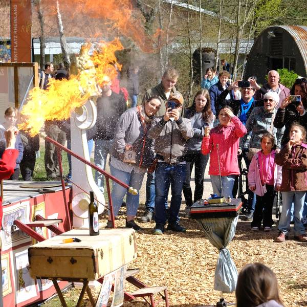 Gilbert, der Gaukler, beim Feuerspucken vor seinem Publikum im Freilichtmuseum.