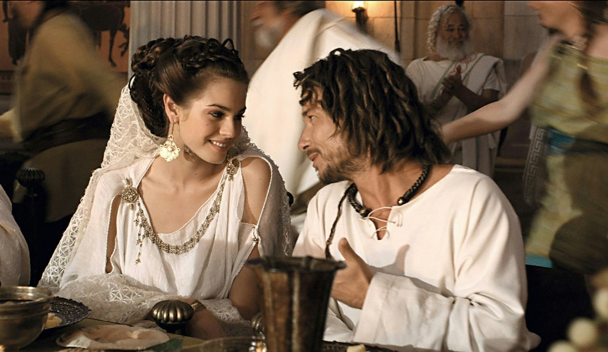 Irina (Vanessa Hessler) und Romantix (Stéphane Rousseau) haben sich Hals über Kopf ineinander verliebt. (Bild: Constantin Film)