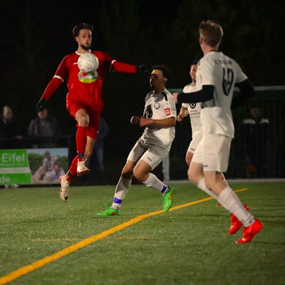 Ein Mechernicher Spieler nimmt den Ball mit der Brust an.