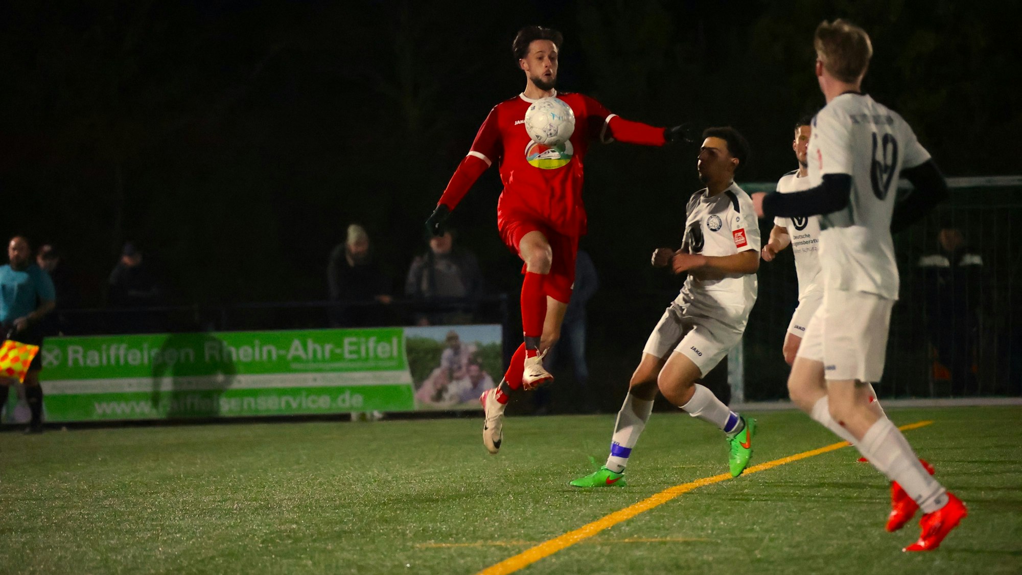 Ein Mechernicher Spieler nimmt den Ball mit der Brust an.