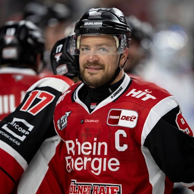 Moritz Müller mit guter Laune auf dem Eis.
