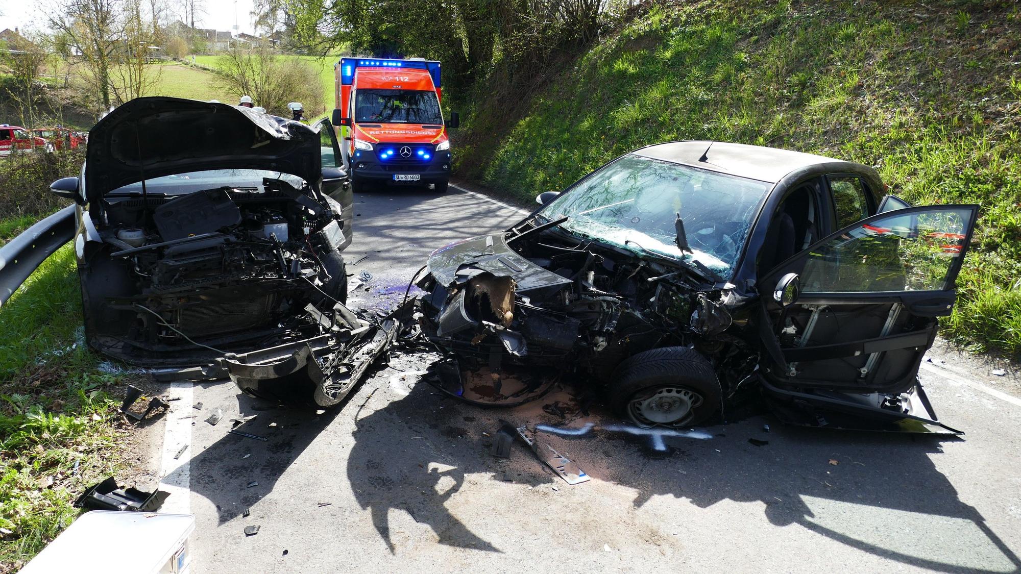 Ein Smart war aus ungeklärten Gründen in den Gegenverkehr geraten.