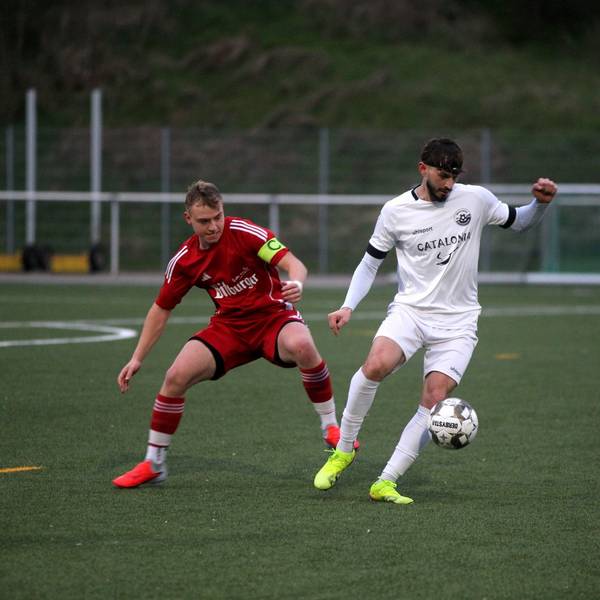 Kaloyan Petrov nimmt einen Ball an, von hinten setzt Felix Graff zum Tackling an.