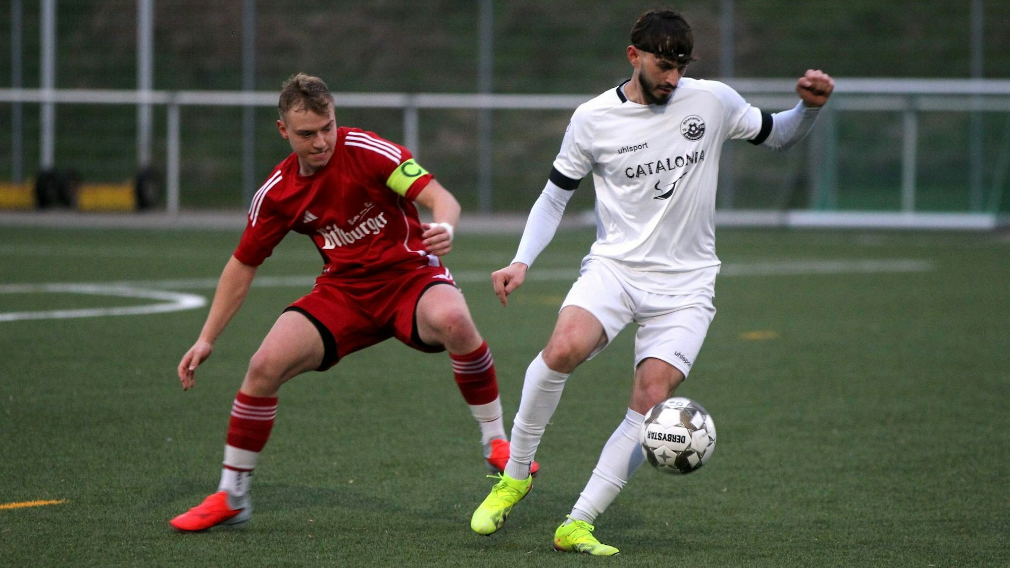 Kaloyan Petrov nimmt einen Ball an, von hinten setzt Felix Graff zum Tackling an.