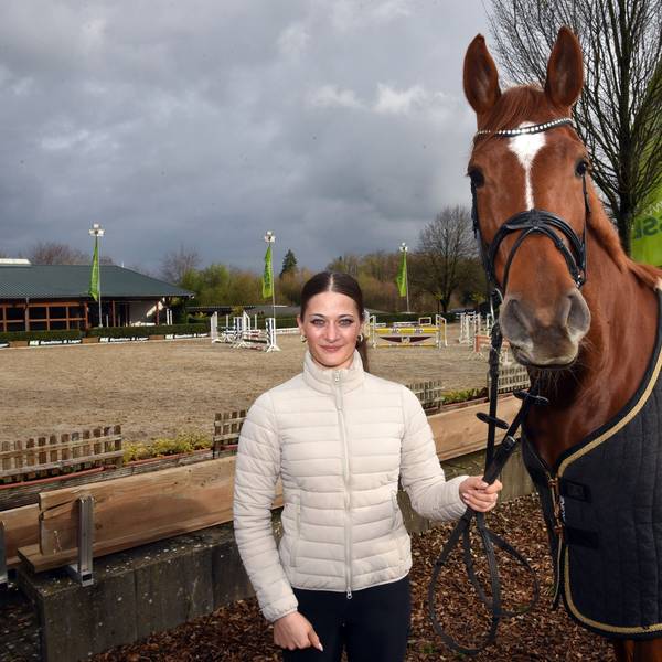 Jona Jolie Schwamborn mit Pferd Czesanne vor dem Springplatz.