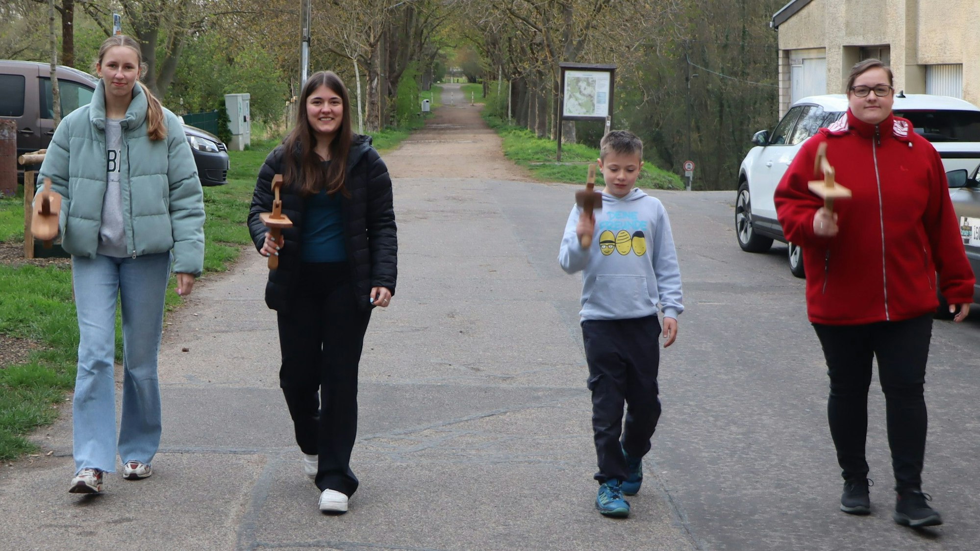 Klappern gehört zum Osterhandwerk – wie hier in Bornheim.