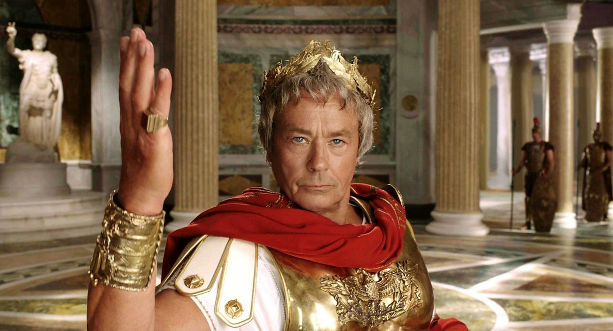 Cäsar (Alain Delon) hat dem Sieger der Spiele die griechische Prinzessin Irina versprochen. (Bild: Constantin Film)