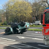Unfall auf der Inneren Kanalstraße zwischen Neusser Straße und Krefelder Straße: Ein Auto hat sich überschlagen.