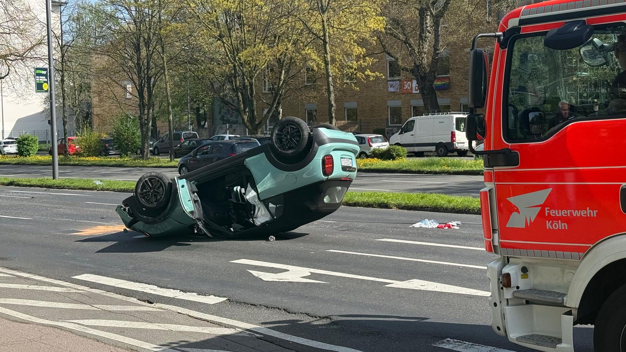 Unfall auf der Inneren Kanalstraße zwischen Neusser Straße und Krefelder Straße: Ein Auto hat sich überschlagen.