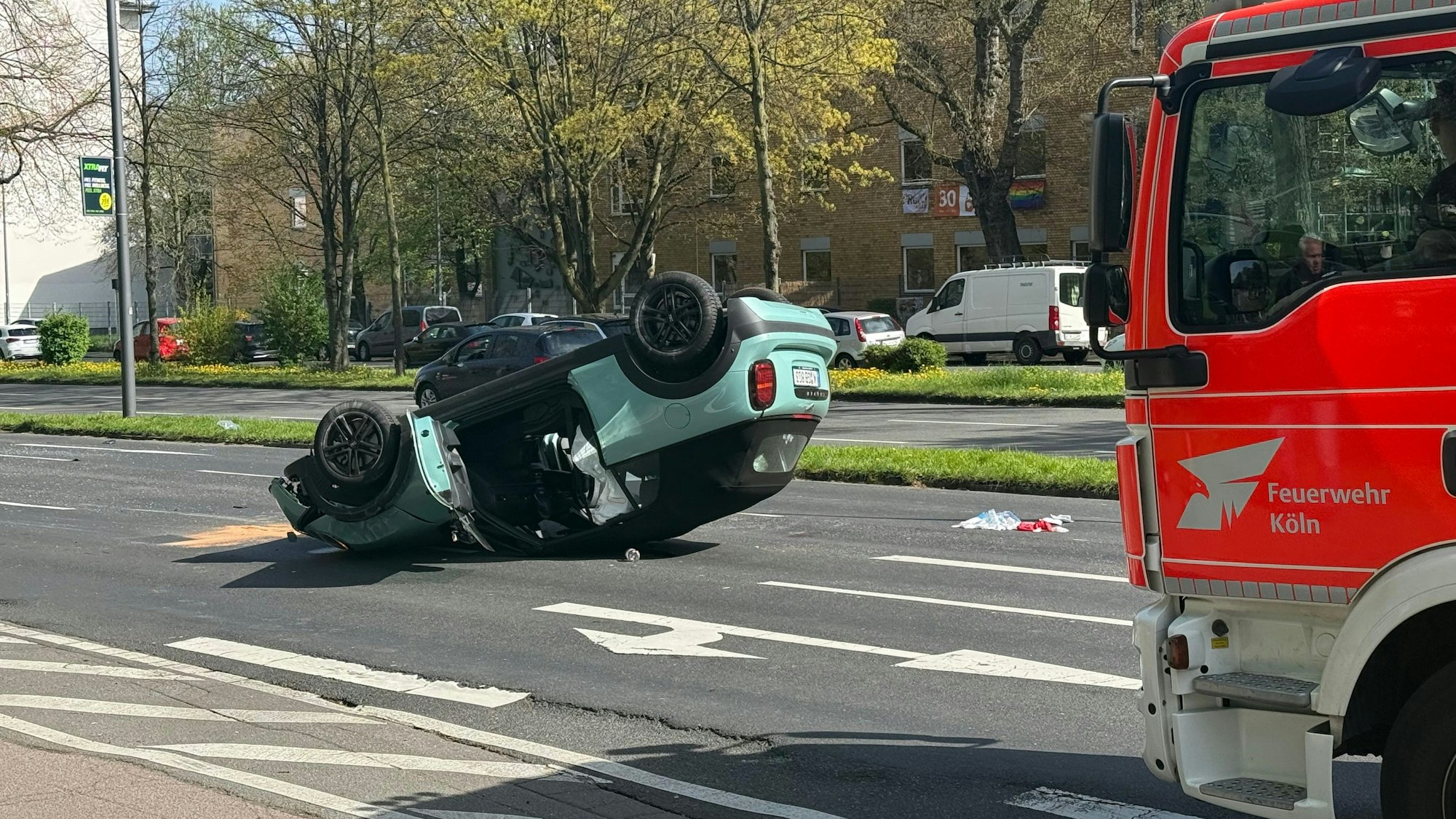 Unfall auf der Inneren Kanalstraße zwischen Neusser Straße und Krefelder Straße: Ein Auto hat sich überschlagen.