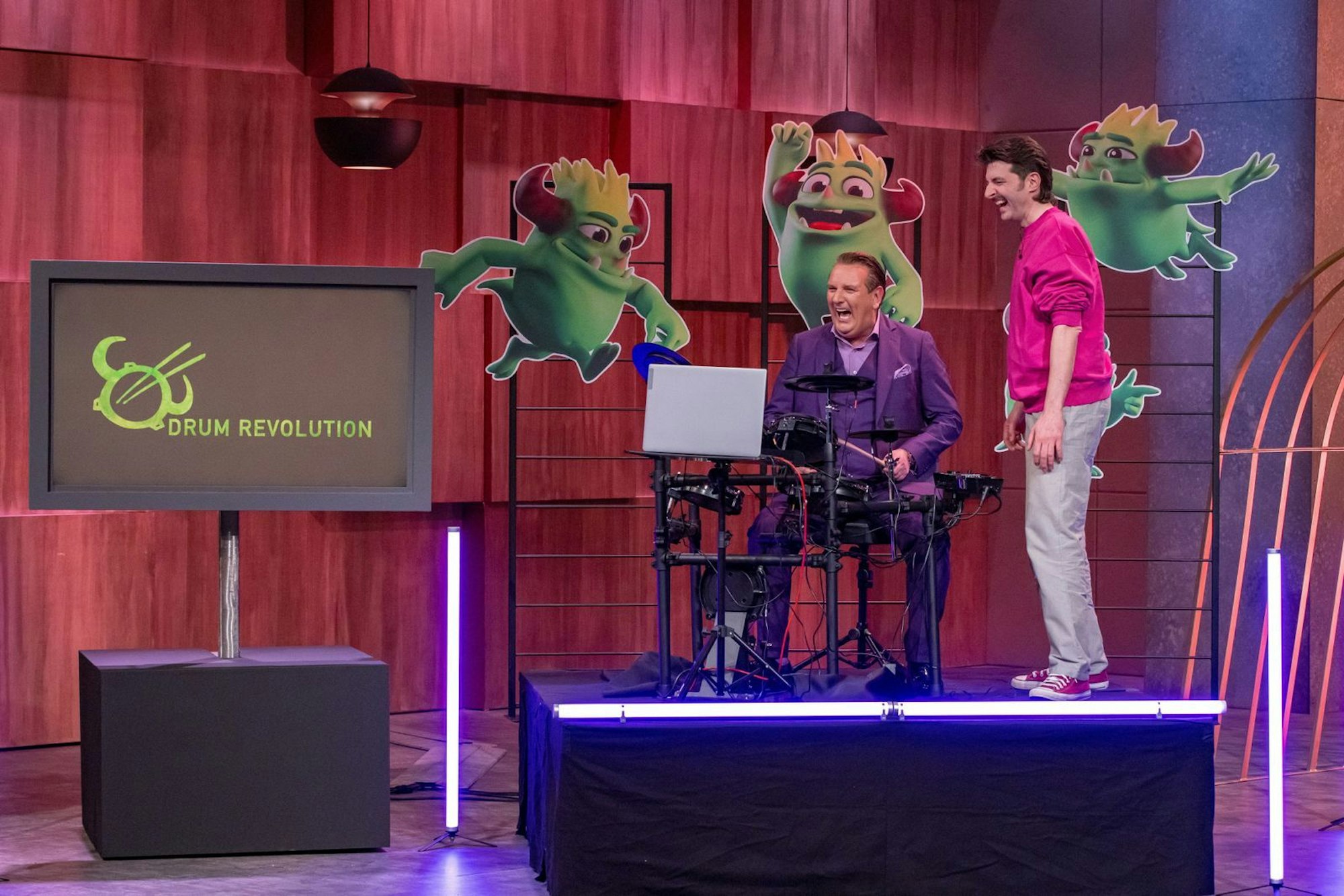 „Du erfüllst mir einen Kindheistraum“: Ralf Dümmel sitzt zum ersten Mal an einem Schlagzeug. Für Gründer Andreas wird es dennoch nicht gut laufen. (Bild: RTL / Bernd-Michael Maurer )