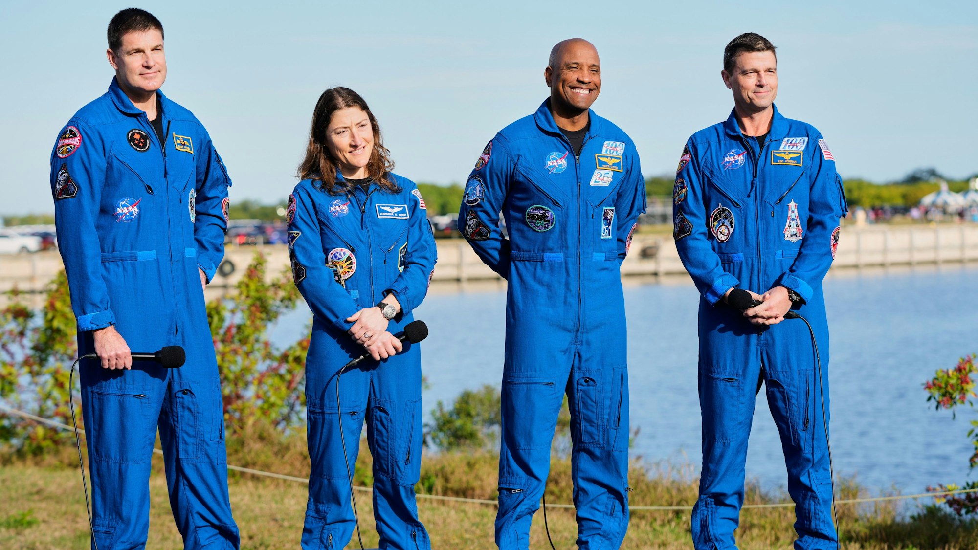 Crewmitlglieder Jeremy Hansen Astronaut der kanadischen Weltraumagentur, Astronautin Christina Koch, Missionsspezialistin aus den USA, Astronaut Victor Glover, Pilot aus den USA, und Astronaut Reid Wiseman, Kommandant aus den USA, nehmen an einer Pressekonferenz vor der „Artemis 2“-Mission teil. (Archivbild)