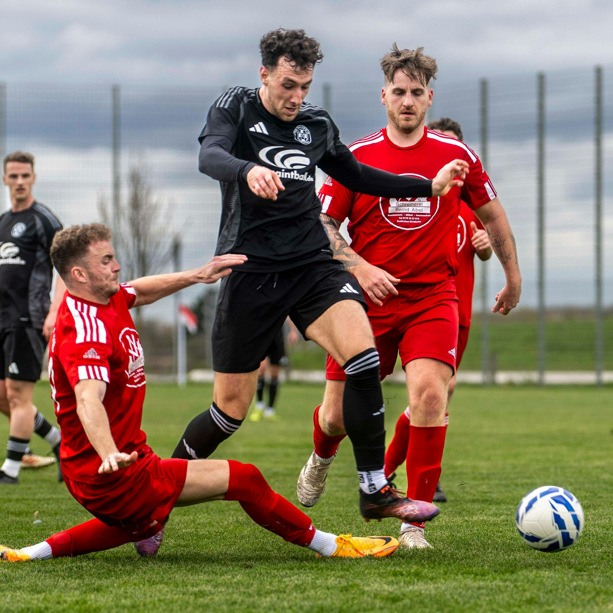 Luca Ohrem läuft über das ausgestreckte Bein eines Verteidigers hinweg, auch der Gegenspieler hinter ihm kann ihn nicht stoppen.