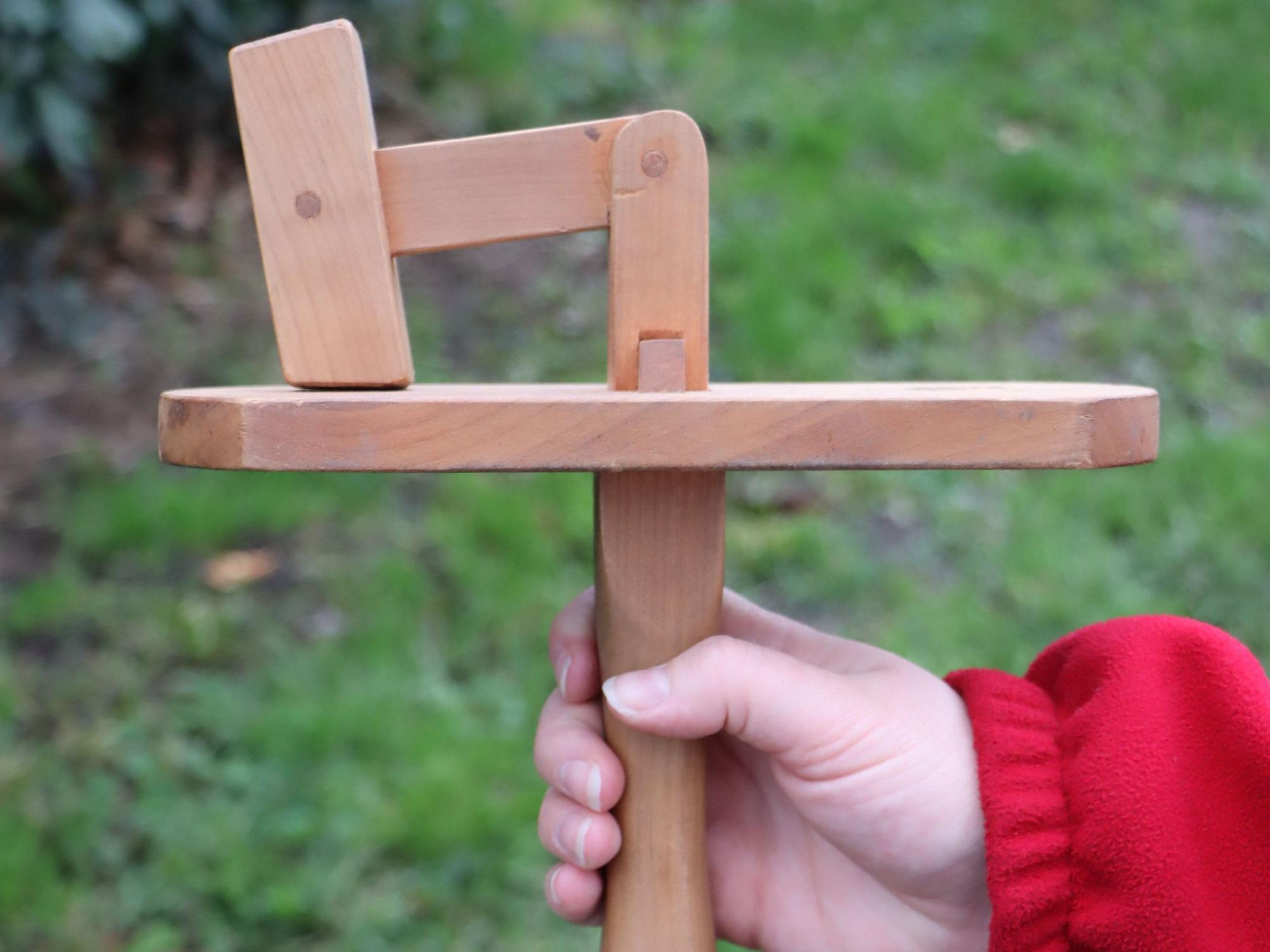 Die Klappern sind aus Holz. Der mit einem „Gelenk“ ausstaffierte Hammer lässt sich durch bestimmte Bewegungen so in Bewegung setzen, so dass er mal links, mal rechts auf das Brettchen schlägt. Dabei entstehen Klopfgeräusche - das Klappern.
