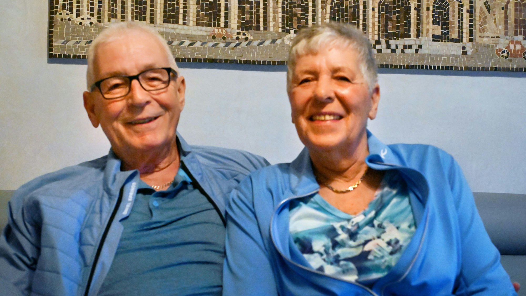 Das Jubelpaar auf der Couch. Beide sind blau gekleidet.