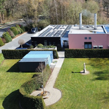 Drohnenaufnahme des Mechernicher Krematoriums (Krematorium Bonn-Rhein-Erft GmbH).