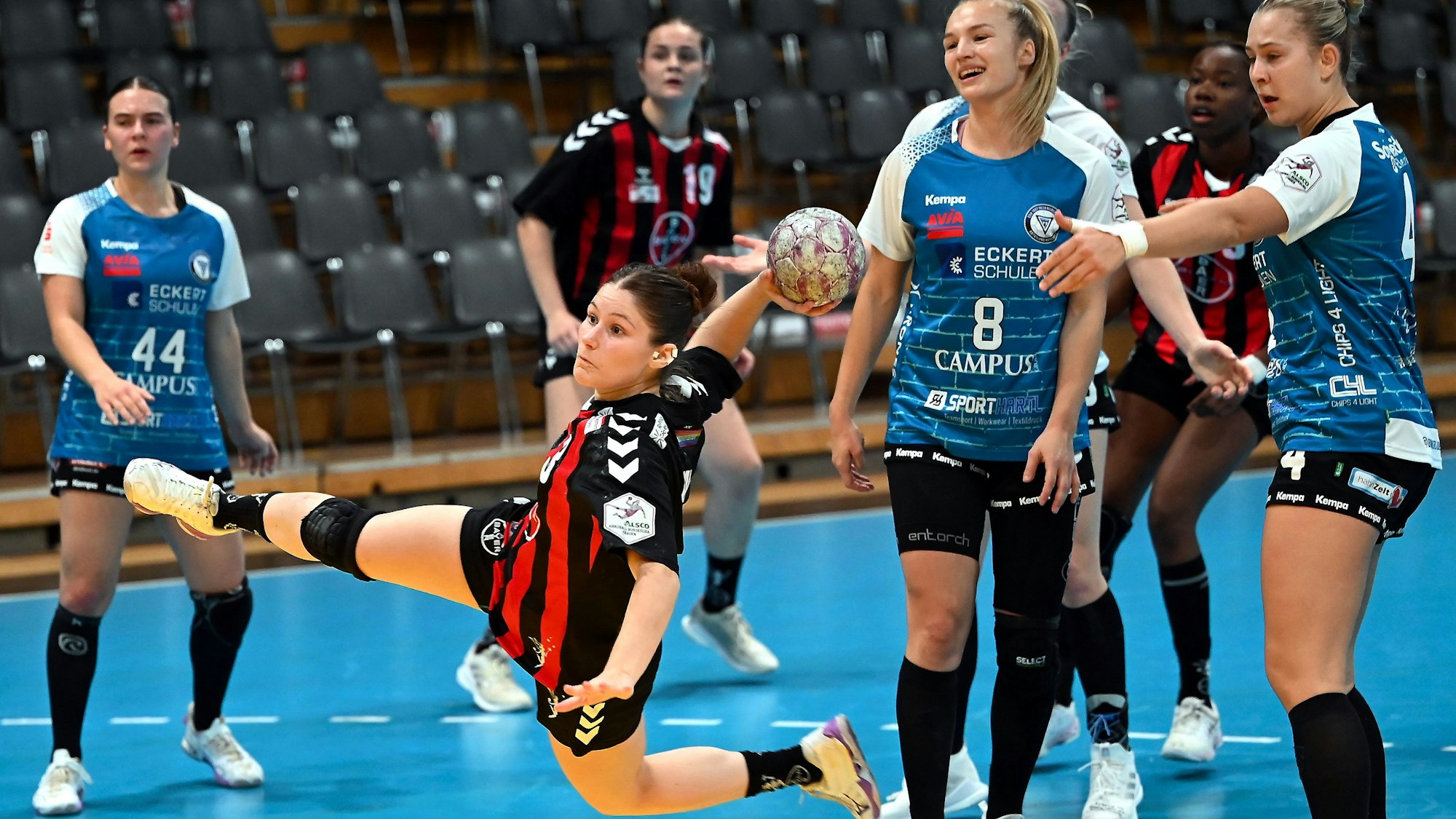 04.10.2025, Handball-Bayer Leverkusen-Regensburg
vorne: Dana Gruner (Bayer)
Foto: Uli Herhaus