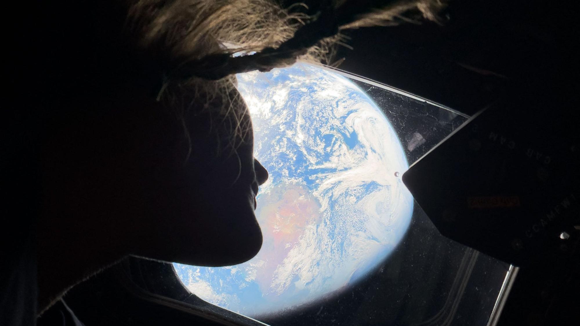 Ein von einem Besatzungsmitglied der Artemis-II-Mission aufgenommenes und von der NASA bereitgestelltes Handout-Foto zeigt die Missionsspezialistin Christina Koch, wie sie am 2. April 2026 durch das Fenster des Orion-Raumschiffs zurück auf die Erde blickt.