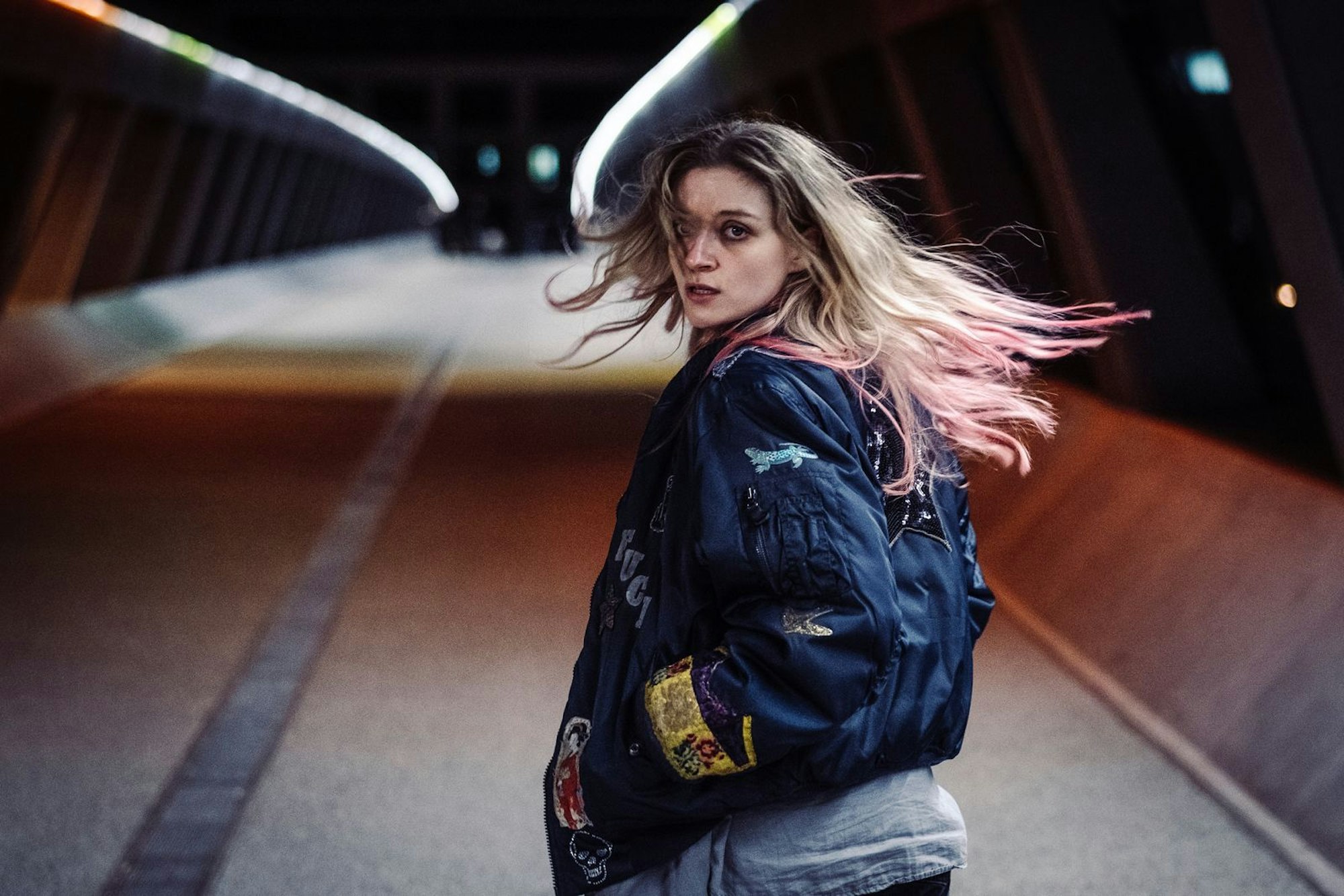 Kara Roth (Lara Feith) befand sich im zweiten Teil des Krimis wieder auf der Flucht. (Bild: BR/NEUESUPER GmbH/Hendrik Heiden)