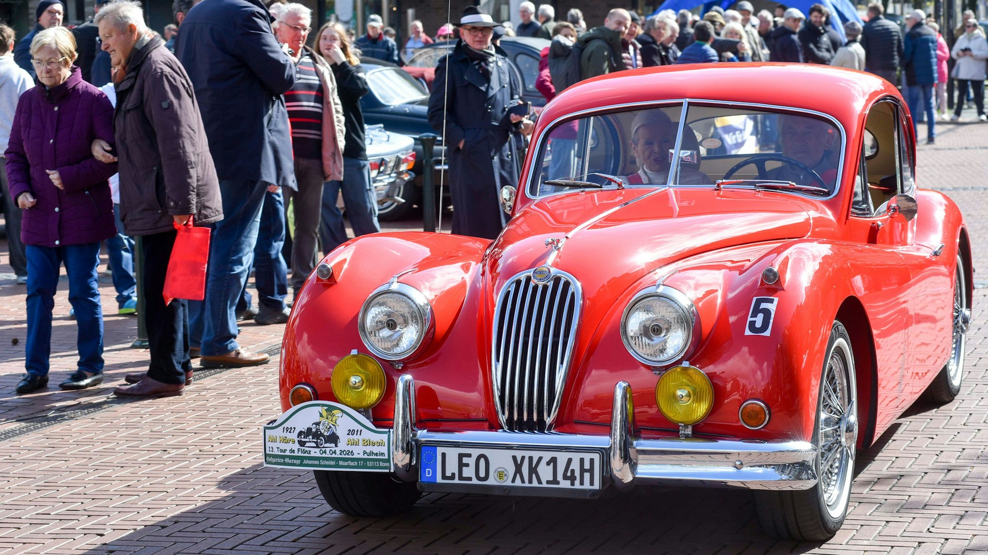 Ein feuerroter Oldtimer.