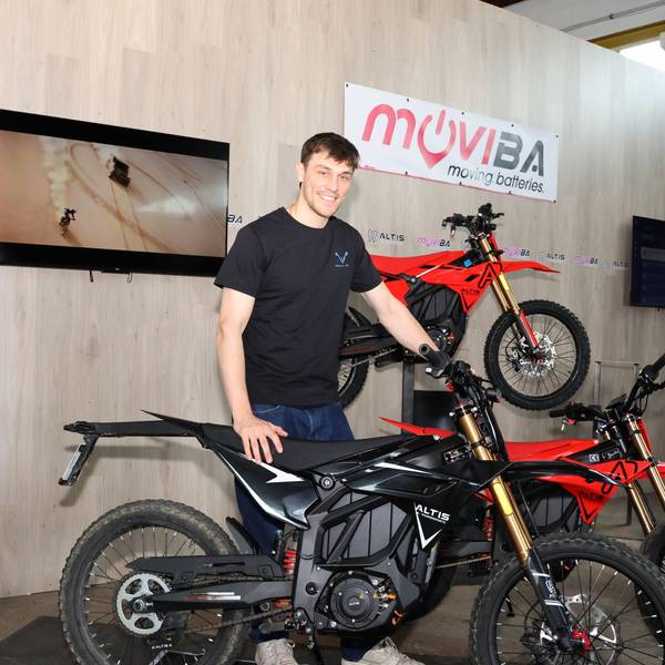 Linus Deutinger von Moviba in Lindlar mit einer E-Enduro: Solche Offroad-Maschinen sollen nicht nur Lust auf Geländetouren machen, sondern auch im Alltag ein verlässliches Fahrzeug sein.