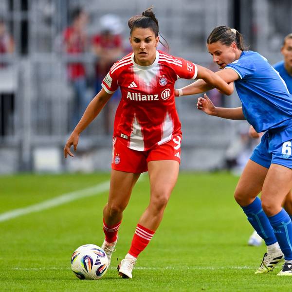 ARCHIV - 06.09.2025, Bayern, München: Fußball, Frauen: Bundesliga, Bayern München - Bayer Leverkusen, 1. Spieltag in der Allianz Arena. Jovana Damnjanovic (l, Bayern München) und Katharina Piljic (Bayer Leverkusen) kämpfen um den Ball. (zu dpa: «Wolfsburg verpflichtet Fußballerin Piljic aus Leverkusen») Foto: Sven Hoppe/dpa +++ dpa-Bildfunk +++