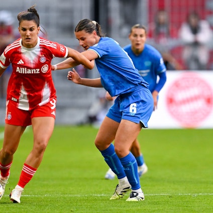 ARCHIV - 06.09.2025, Bayern, München: Fußball, Frauen: Bundesliga, Bayern München - Bayer Leverkusen, 1. Spieltag in der Allianz Arena. Jovana Damnjanovic (l, Bayern München) und Katharina Piljic (Bayer Leverkusen) kämpfen um den Ball. (zu dpa: «Wolfsburg verpflichtet Fußballerin Piljic aus Leverkusen») Foto: Sven Hoppe/dpa +++ dpa-Bildfunk +++