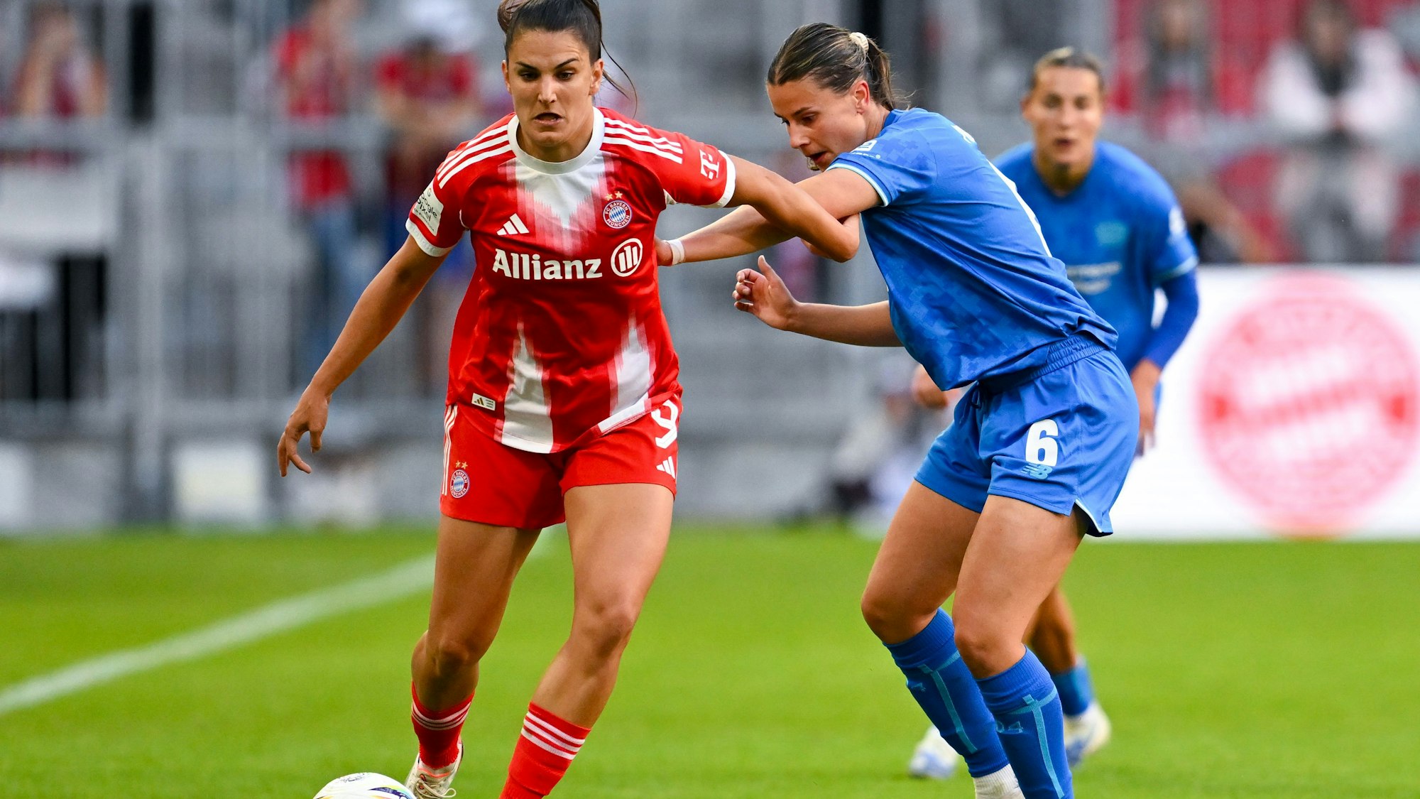 ARCHIV - 06.09.2025, Bayern, München: Fußball, Frauen: Bundesliga, Bayern München - Bayer Leverkusen, 1. Spieltag in der Allianz Arena. Jovana Damnjanovic (l, Bayern München) und Katharina Piljic (Bayer Leverkusen) kämpfen um den Ball. (zu dpa: «Wolfsburg verpflichtet Fußballerin Piljic aus Leverkusen») Foto: Sven Hoppe/dpa +++ dpa-Bildfunk +++