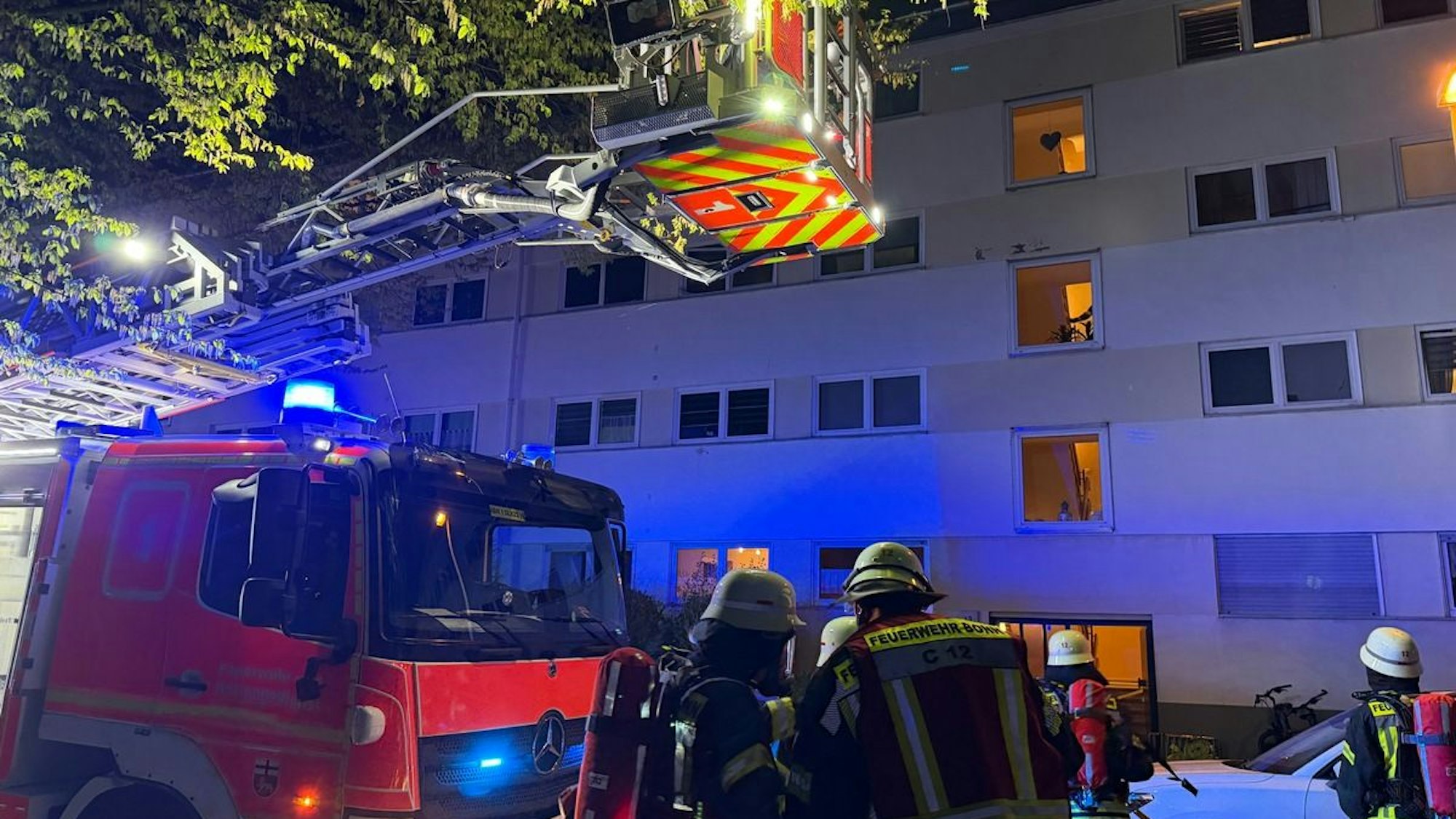 Ein Feuerwehrmann im Einsatz bei einem Zimmerbrand. (Symbolbild)