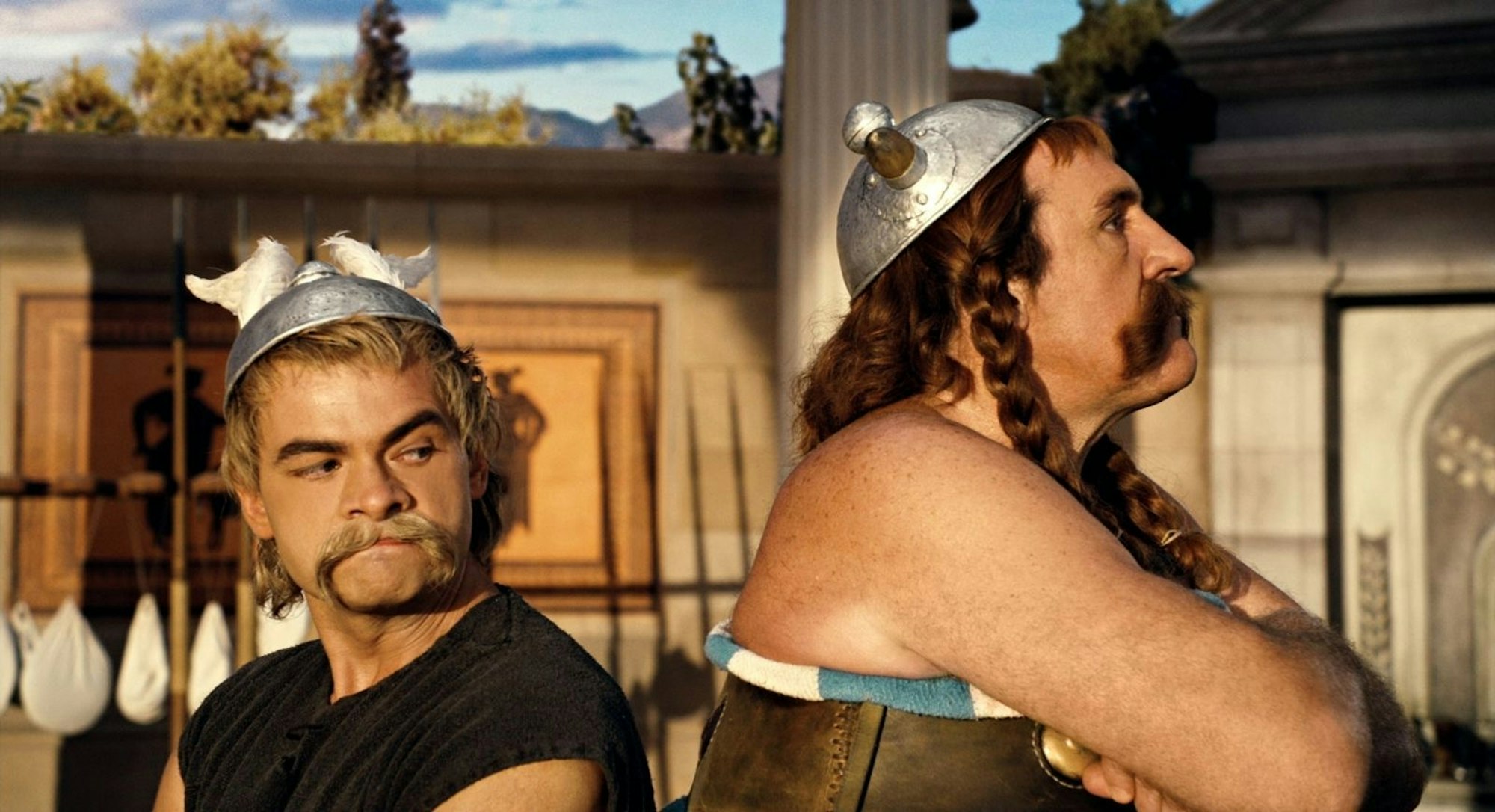 Asterix (Clovis Cornillac, links) und Obelix (Gérard Depardieu) streiten sich mal wieder, aber bis zum Start der Olympischen Spiele müssen sie sich wieder vertragen haben. (Bild: Constantin Film)
