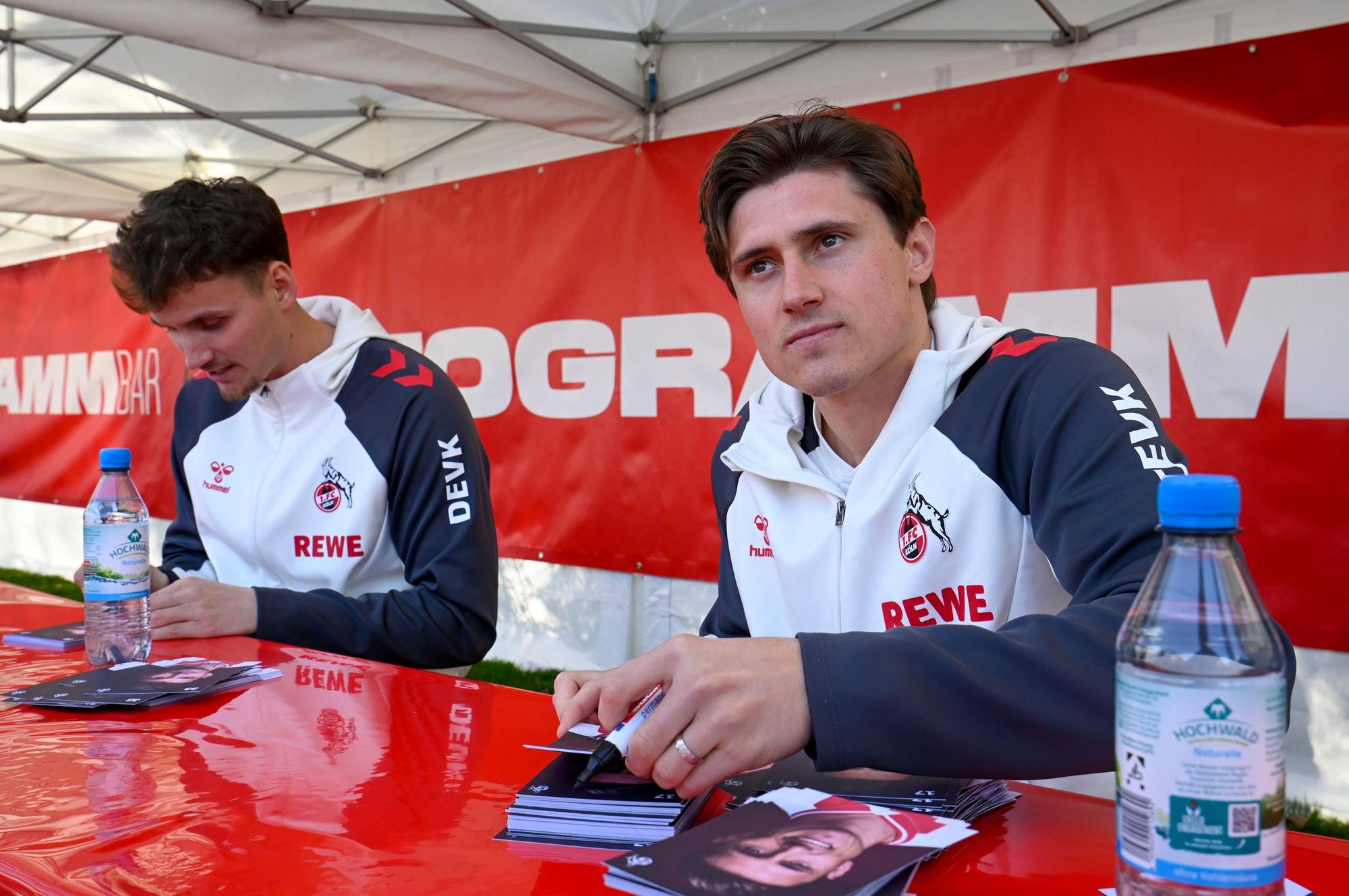06.04.2026, Köln: Rav van den Berg und Alessio Castro-Montes geben Autogramme. Der sogenannte FC-Renntag des Kölner Rennvereins auf der Pferderennbahn bildet den Saisostart der Pferderennen in Köln. Im Rahmen des sogenannten Engel & Völkers Grand Prix – Aufgalopp gibt es auch viele Aktionen vom Fußballverein 1. FC Köln. Foto: Uwe Weiser