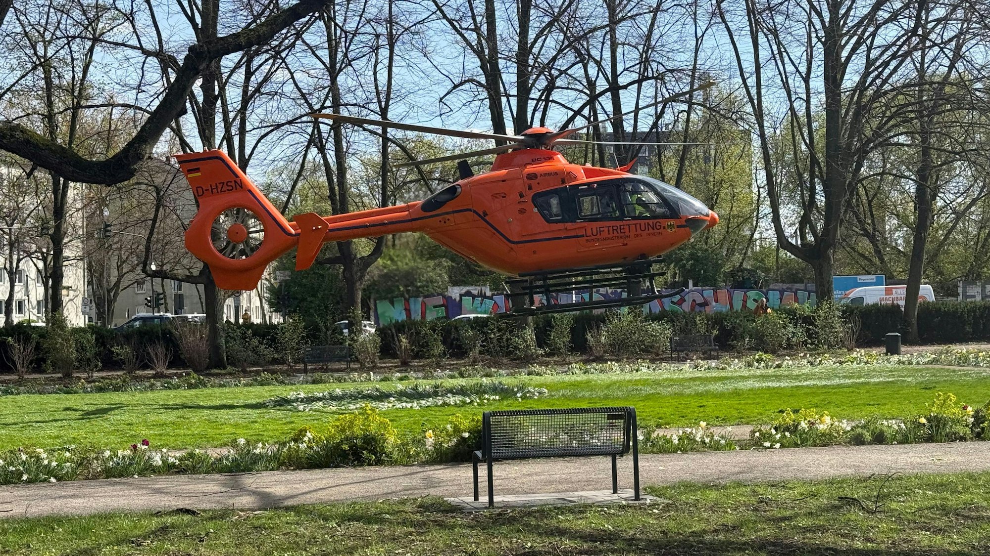 Auf einem Grünstreifen in der Nähe der Inneren Kanalstraße landete ein Rettungshubschrauber