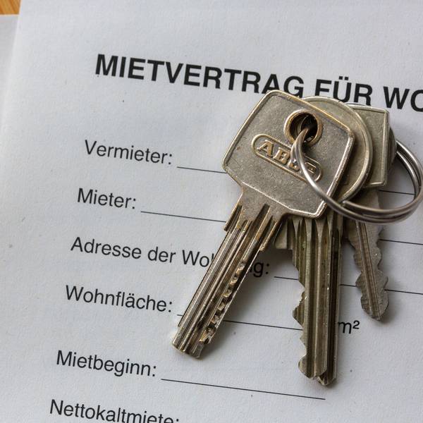 Ein Mietvertrag für Wohnräume liegt zusammen mit Wohnungsschlüsseln auf einem Tisch. Binnen zehn Jahren sind Mieten in Großstädten um 43 Prozent gestiegen.