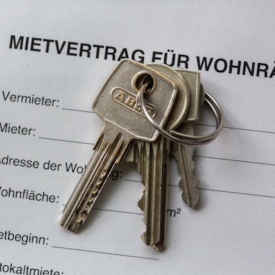Ein Mietvertrag für Wohnräume liegt zusammen mit Wohnungsschlüsseln auf einem Tisch. Binnen zehn Jahren sind Mieten in Großstädten um 43 Prozent gestiegen.