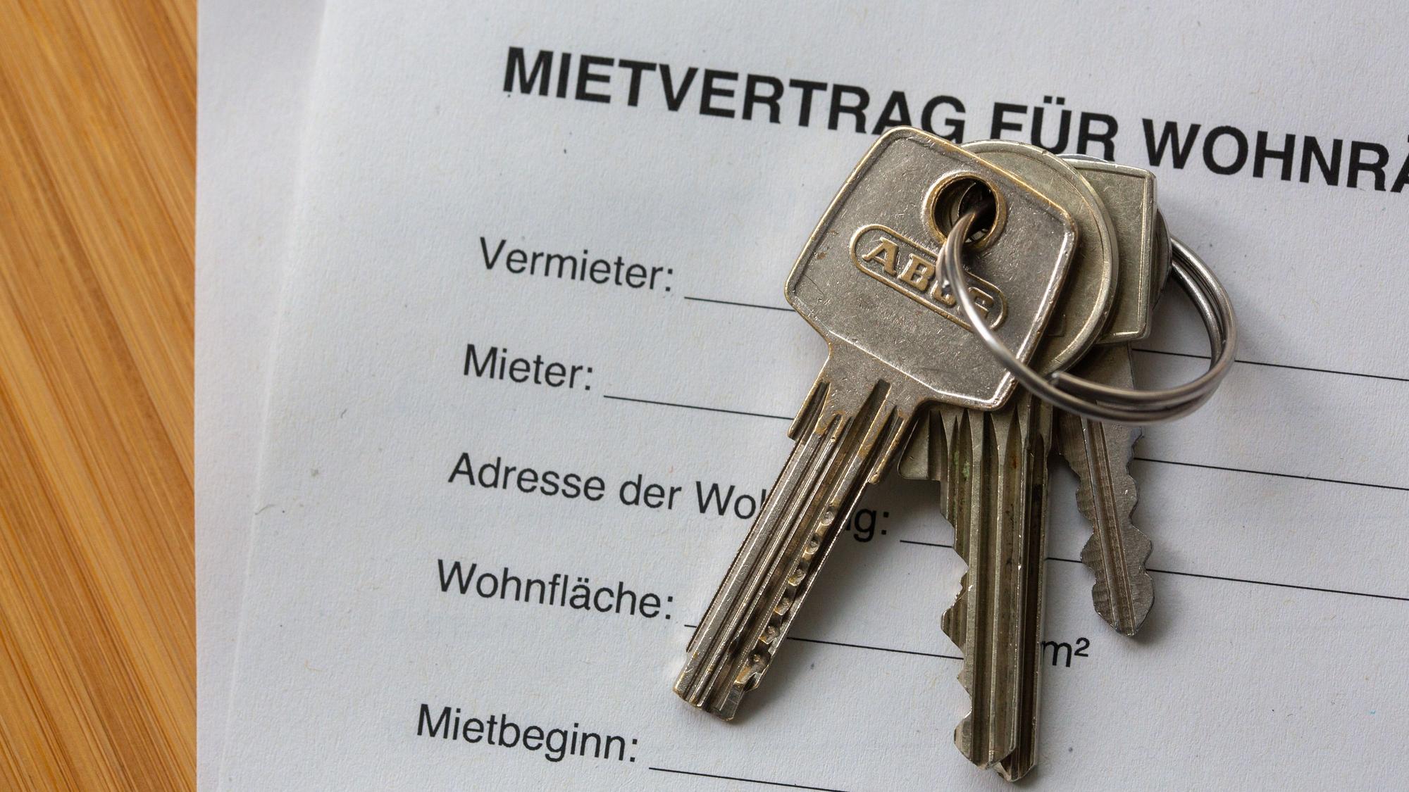 Ein Mietvertrag für Wohnräume liegt zusammen mit Wohnungsschlüsseln auf einem Tisch. Binnen zehn Jahren sind Mieten in Großstädten um 43 Prozent gestiegen.