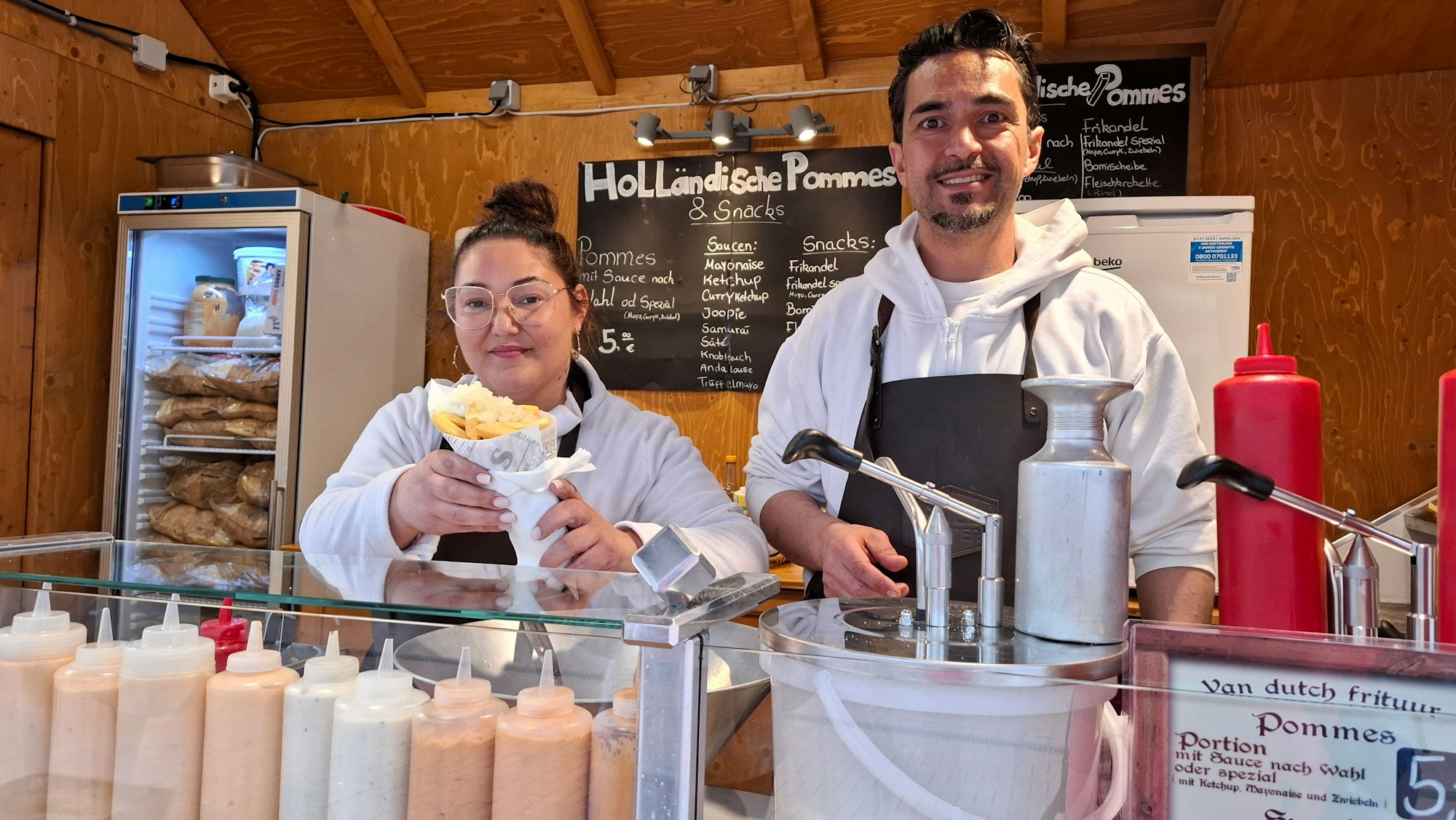 Justine Barbar und Mike Bossle bei der Premiere an ihrem Stand auf dem Opladener Ostermarkt.