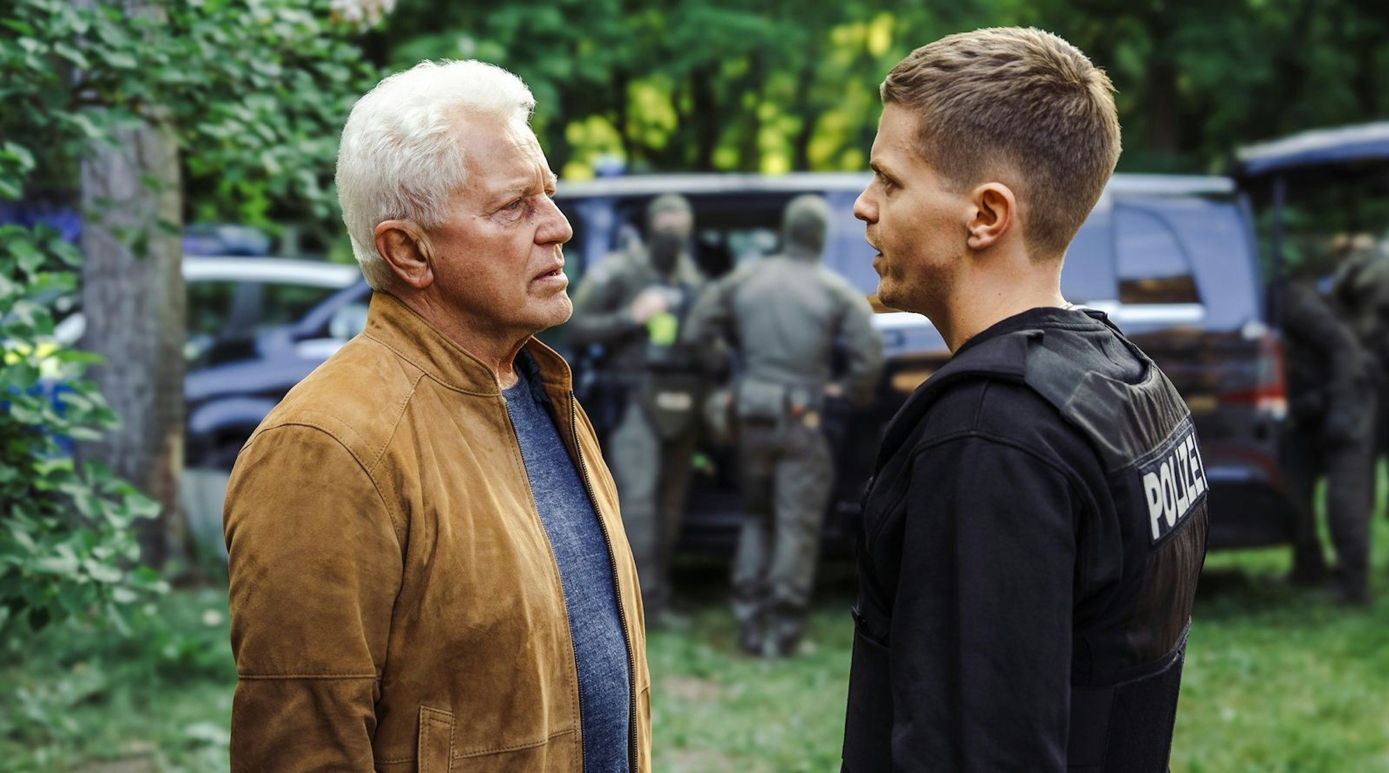 Am Ende war es Kalli Hammermann (Ferdinand Hofer, rechts), der Ivo Batic (Miroslav Nemec) und seinem Kollegen das Leben rettete. (Bild: BR/NEUESUPER GmbH/Hendrik Heiden)