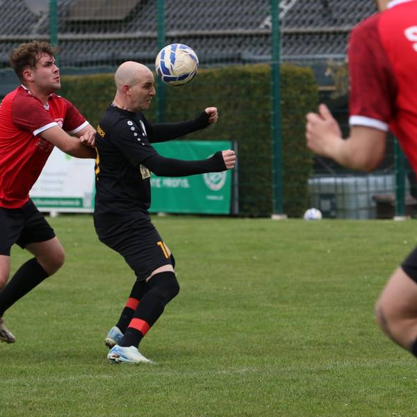 Tim Busch spielt einen Ball mit dem Kopf.