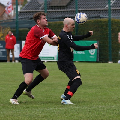Tim Busch spielt einen Ball mit dem Kopf.