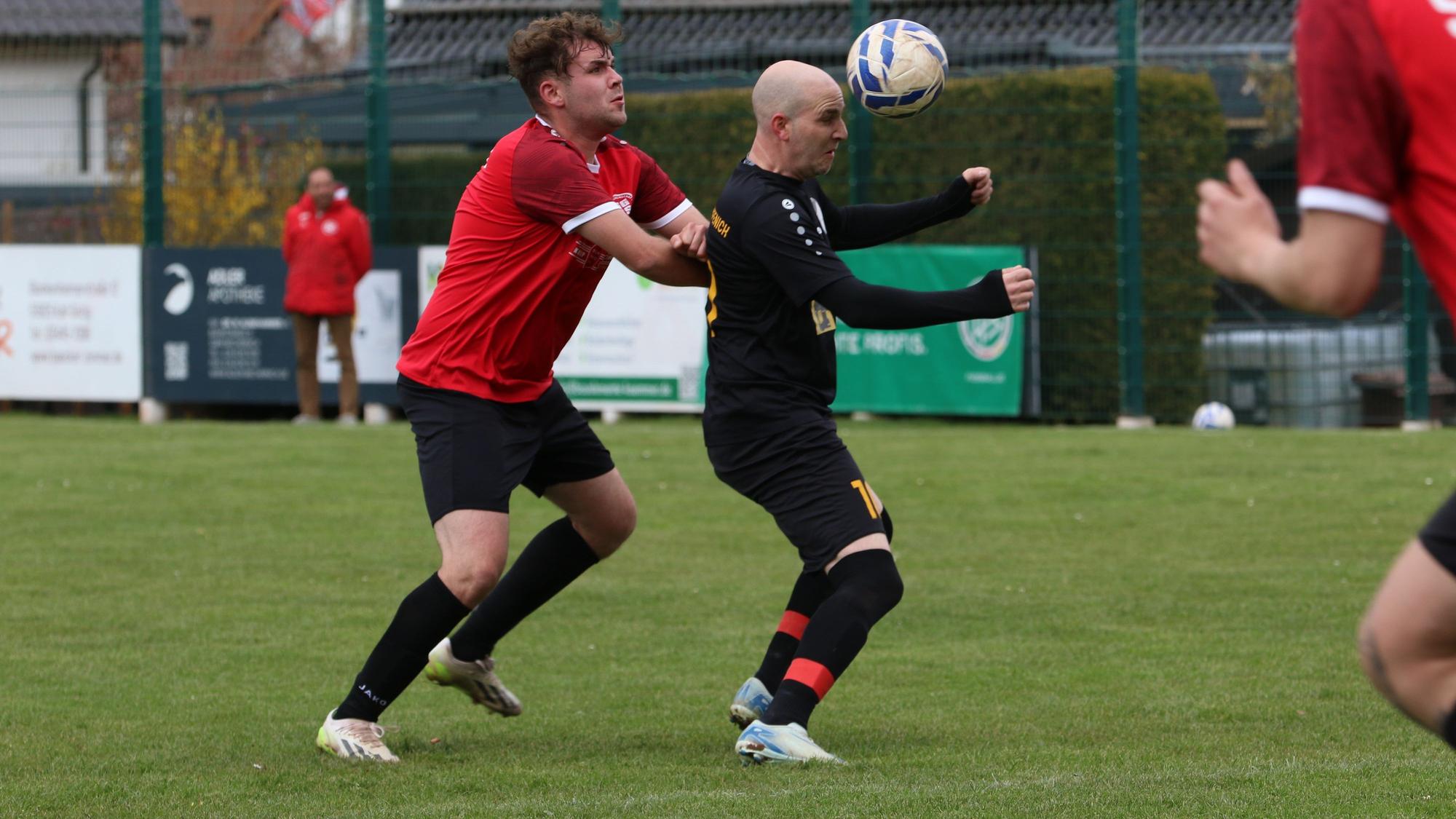 Tim Busch spielt einen Ball mit dem Kopf.