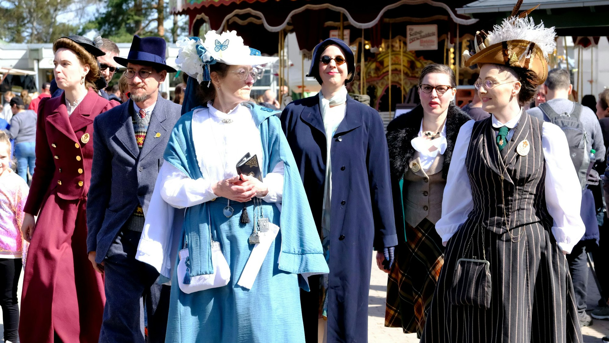 Mitglieder der Gruppe „Die Kuckucksvögel“ mit ihrer historischen Kleidung beim Besuch des Jahrmarkts anno dazumal im Freilichtmuseum Kommern.