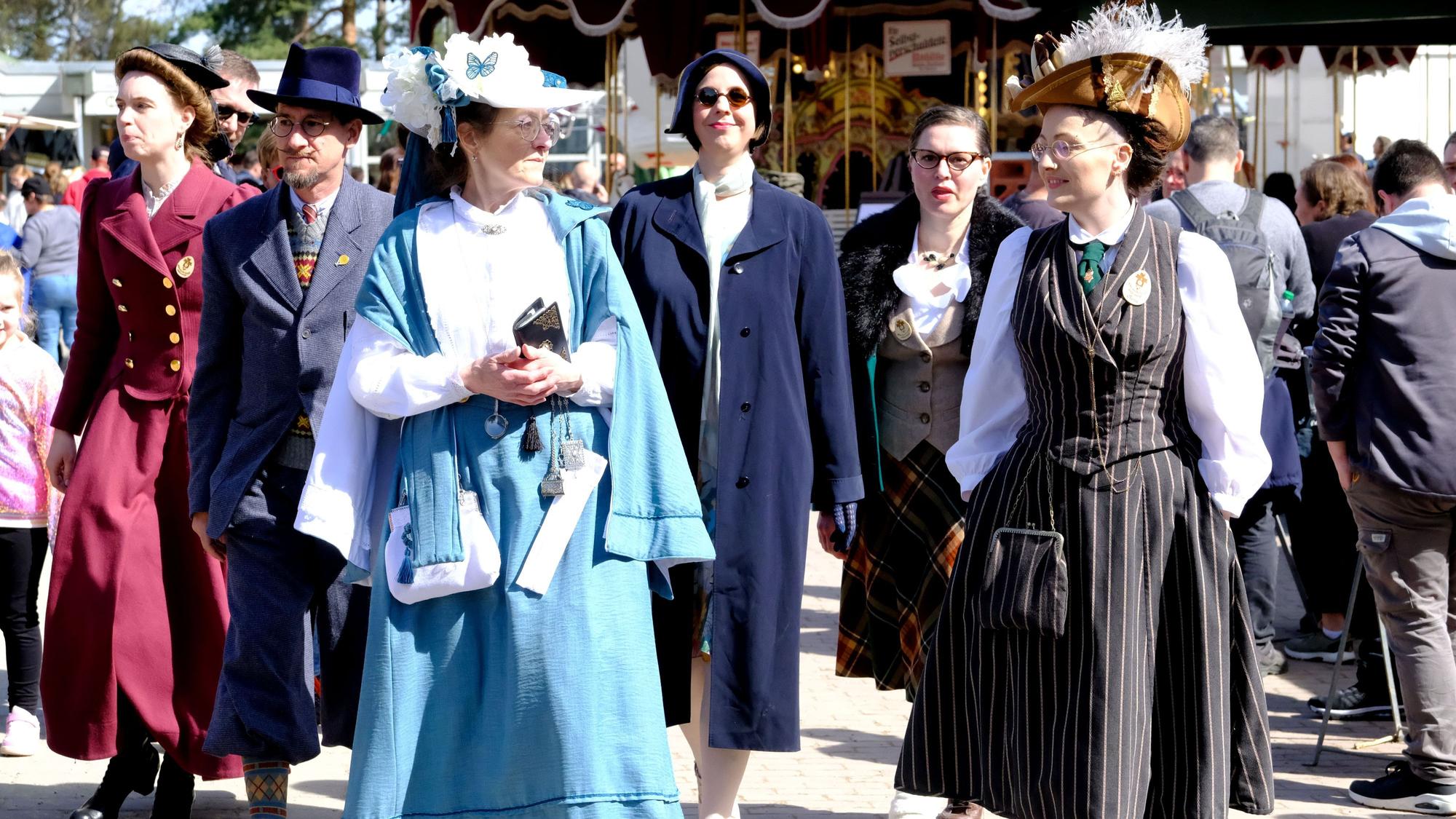 Männer und Frauen in Kostümen beim Jahrmarkt anno dazumal im Freilichtmuseum Kommern.
